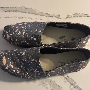 TOMS Women's Black and Cream Patterned Loafers